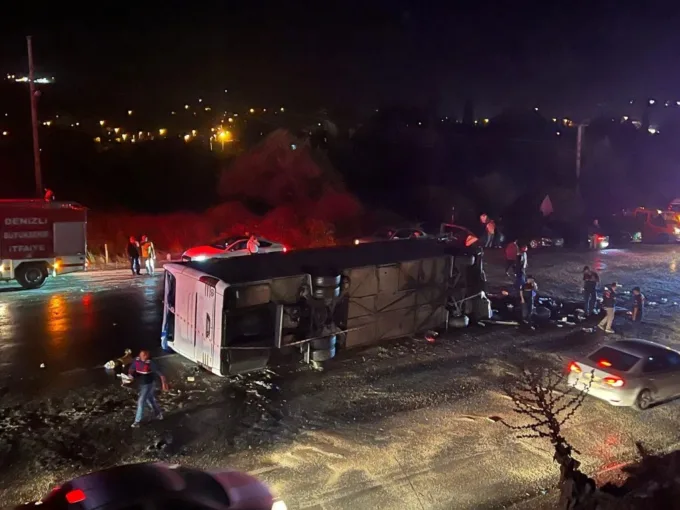 Denizli'de Yolcu Otobüsü ve TIR Çarpıştı