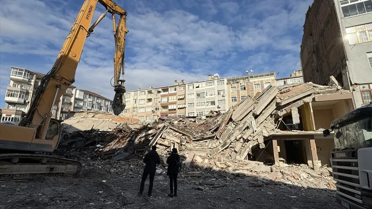 Güngören’de Bina Çöktü: Kentsel Dönüşümde Tehlike Alarmı