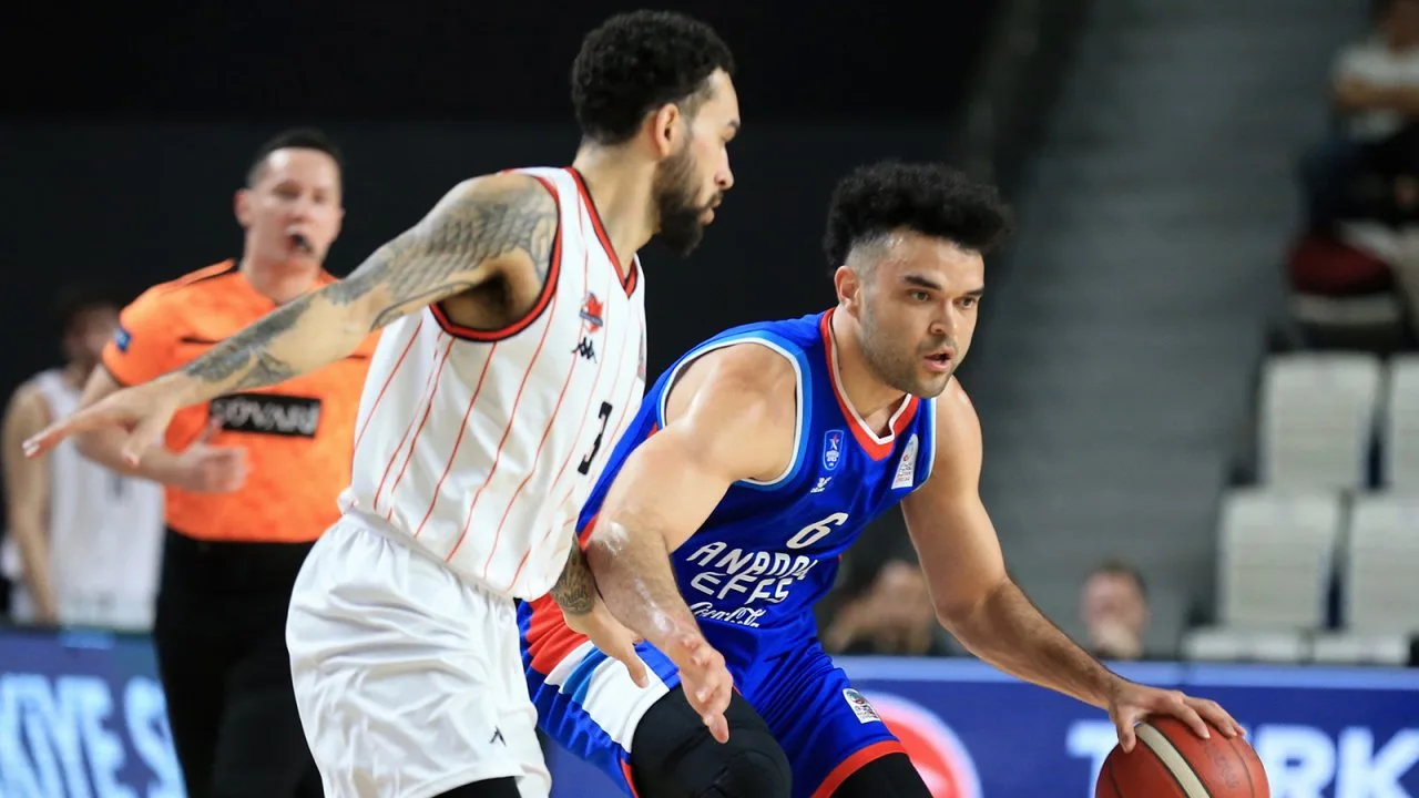 Manisa Basket Divissa 72 - Anadolu Efes 83: Anadolu Efes Deplasmanda Kazanarak Yükseliyor