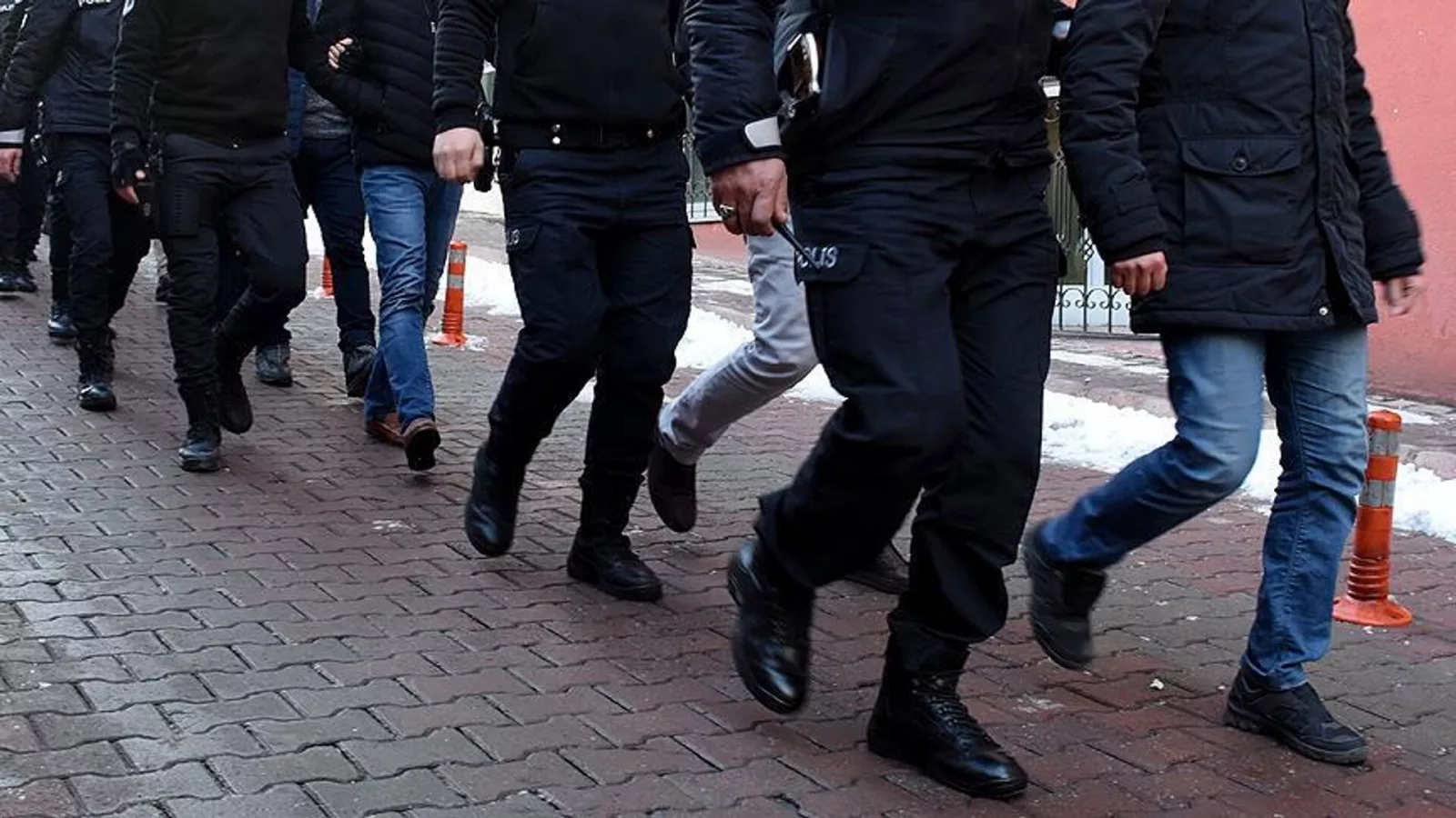 1 Mayıs Öncesi İzmir'de Şafak Operasyonu: Çok Sayıda Gözaltı Var!