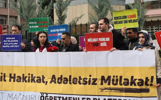 Atanmayan Öğretmenlerden MEB Önünde Sert Tepki: “Mülakat Değil, Liyakat!”