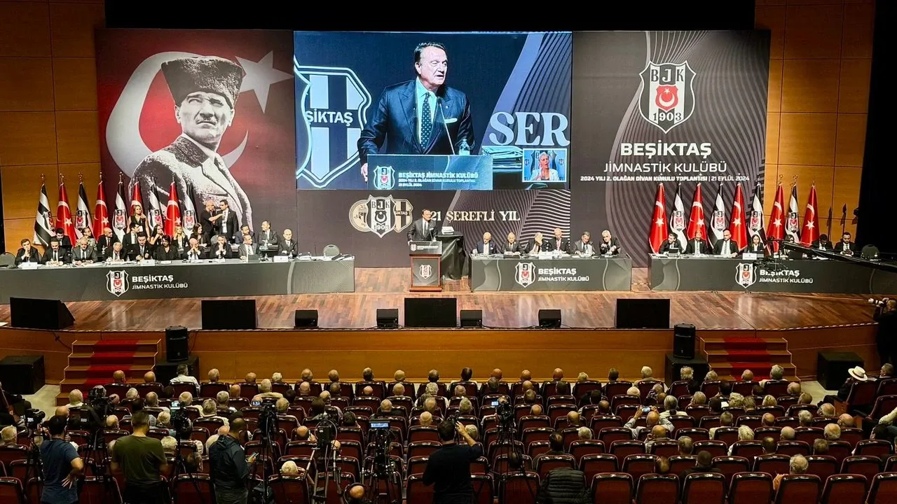 Beşiktaş'ta Divan Kurulu Toplantısı Başladı: Gergin Anlar Yaşandı