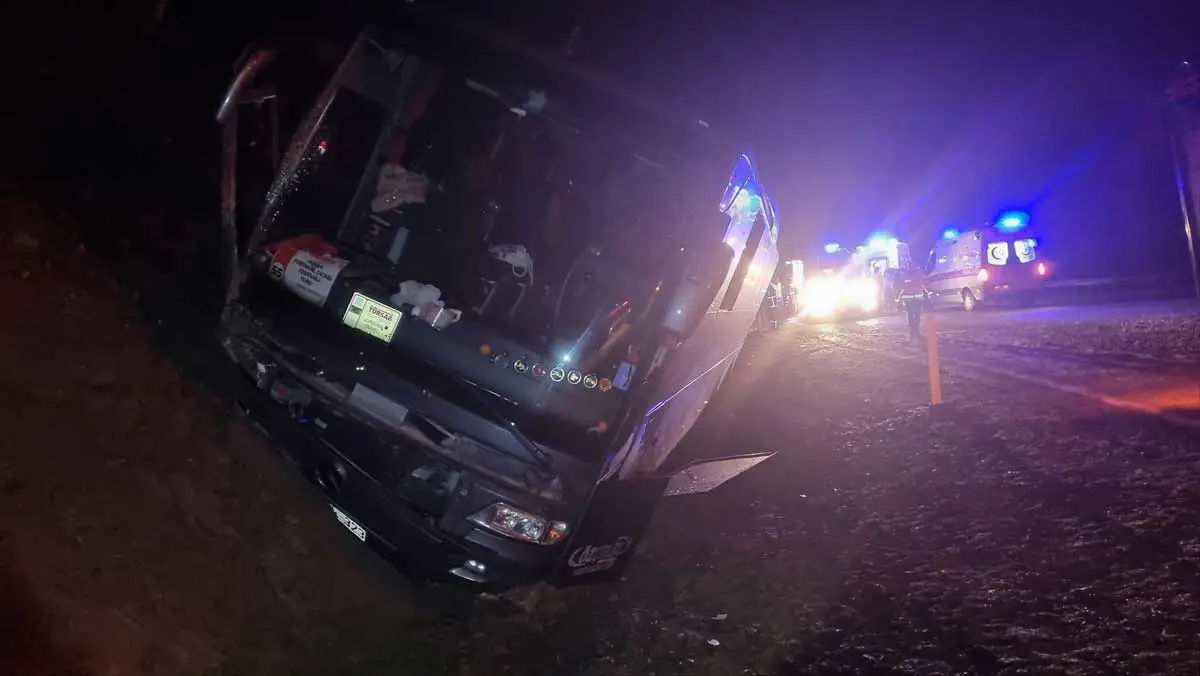 Çorum’da Korkutan Kaza! Tur Otobüsü Devrildi, 23 Kişi Yaralandı