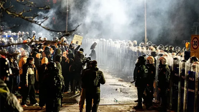 Emniyet Müdürlüğü Liste Gönderdi: İmamoğlu Protestolarına Katılan 32 Öğrenciye Disiplin Soruşturması Açıldı!