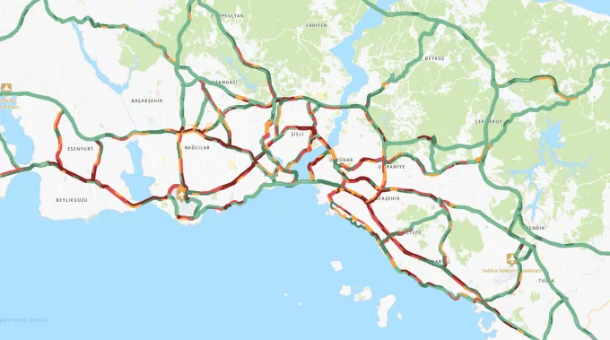 İstanbul'da Deprem Paniği: Trafik Durdu, Benzin İstasyonları Doldu!