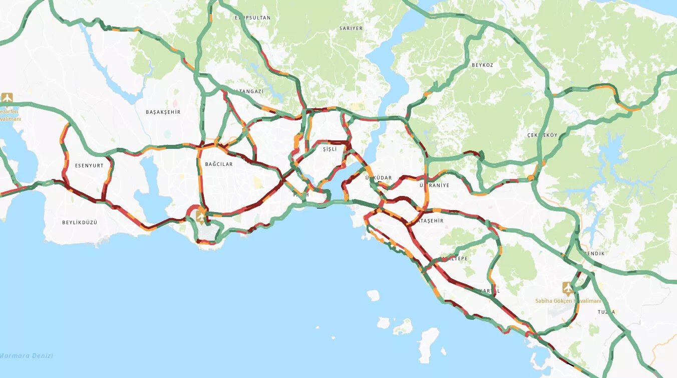 İstanbul'da Deprem Paniği: Trafik Durdu, Benzin İstasyonları Doldu!