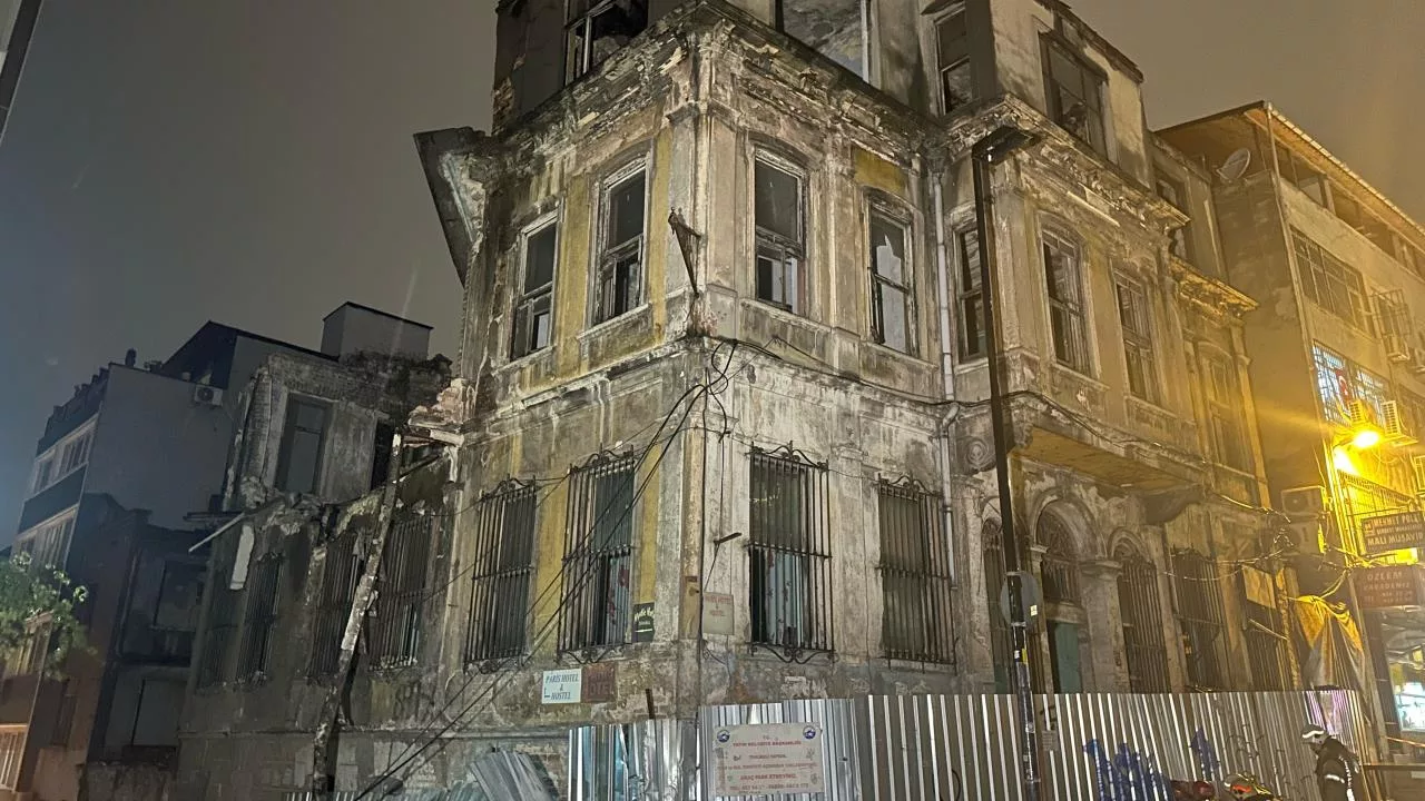 İstanbul'da Korkutan Deprem Sonrası Fatih’te Metruk Bina Çöktü!