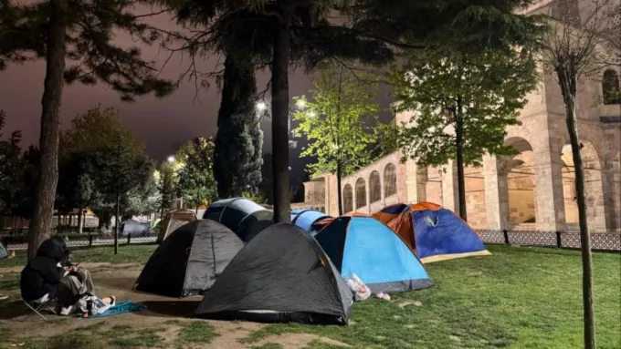 İstanbullular 3’üncü Geceyi de Sokakta Geçirdi: Deprem Korkusu Dinmiyor