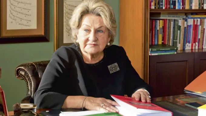 Kezban Hatemi’den Gençlere Sert Eleştiri: “İç Çamaşırıyla Dolaşıyorlar, Ahlaki Erozyon Derinleşti!”