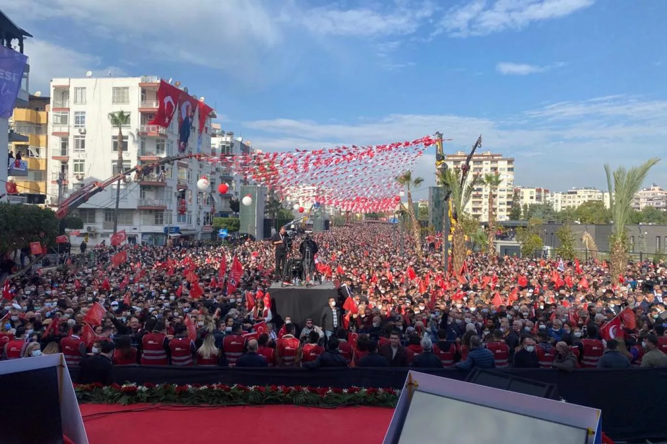 Mersin’de Demokrasi Rüzgarı: Özgür Özel’den Tarihi Miting!