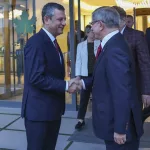 Özgür Özel ve Ahmet Davutoğlu’ndan Ortak Demokrasi Mesajı: “İlişkilerin Normalleşmesi İçin Katliam Dursun”