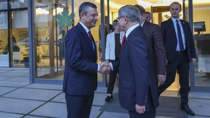 Özgür Özel ve Ahmet Davutoğlu’ndan Ortak Demokrasi Mesajı: “İlişkilerin Normalleşmesi İçin Katliam Dursun”