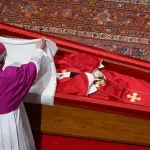 Papa Francis Son Yolculuğuna Uğurlanıyor: Dünya Lideleri Aziz Petrus Meydanı’nda Buluştu