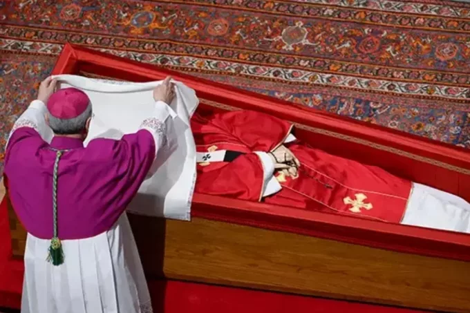 Papa Francis Son Yolculuğuna Uğurlanıyor: Dünya Lideleri Aziz Petrus Meydanı’nda Buluştu