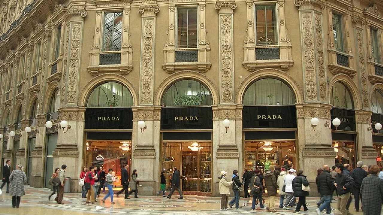 Prada, Versace’yi 1.25 Milyar Euro’ya Satın Alıyor: Lüks Dünyasında Şaşırtan Hamle
