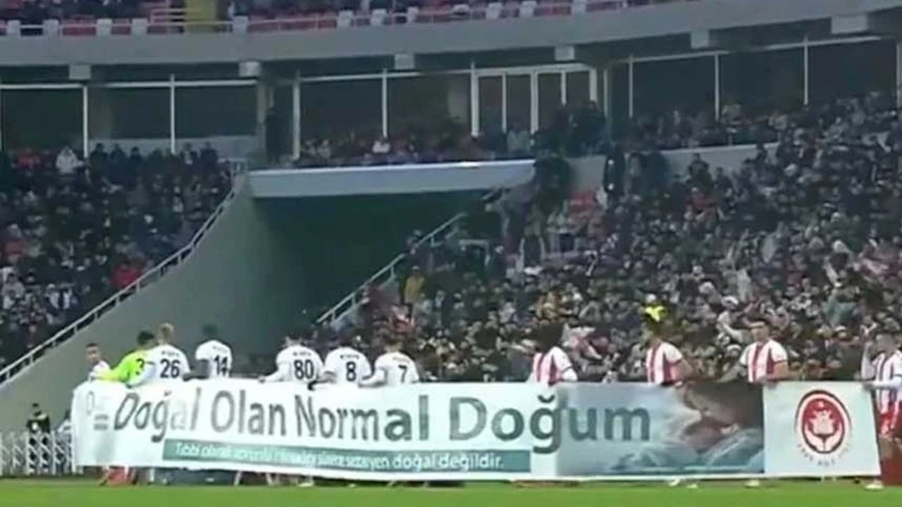 Sivasspor’un Taşıdığı Pankart Kadınları Ayağa Kaldırdı: “Doğum Hakkı Kadının Kararıdır!”