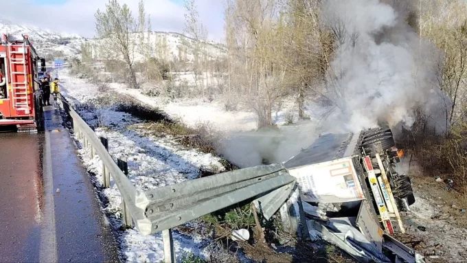Sivas'ta TIR Kazası Sonrası Yangın: Sürücü Hayatını Kaybetti