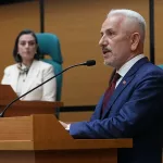 AKP'den İstifa Etti: Gerekçesi Mecliste Alkışlarla Karşılandı