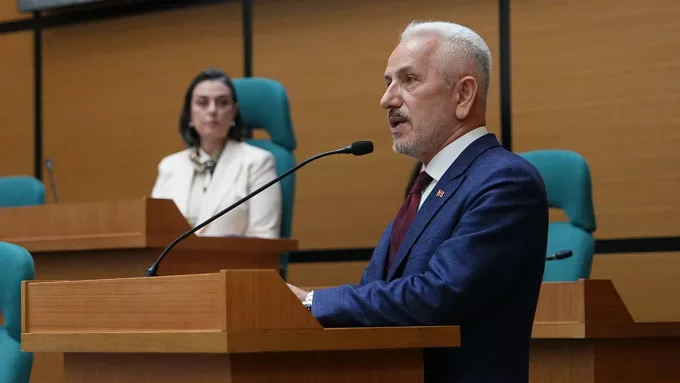 AKP'den İstifa Etti: Gerekçesi Mecliste Alkışlarla Karşılandı