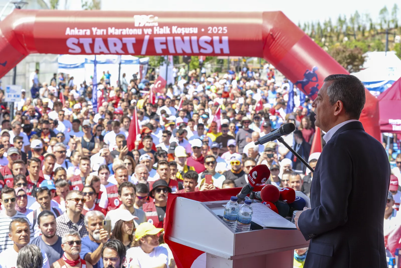 Ankara’da Gençlik Yürüyüşü Coşkusu: Özgür Özel’den AKP’li Gençlere Çarpıcı Mesajlar