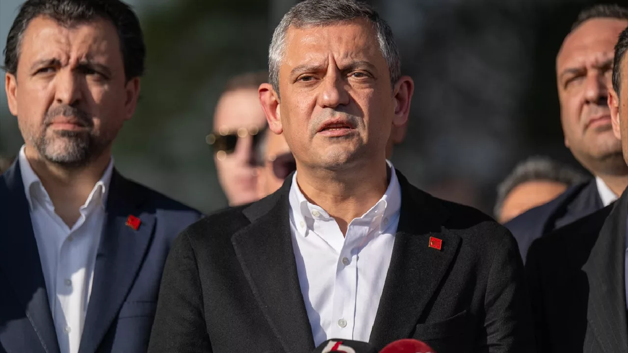 CHP Lideri Özgür Özel’e Cenaze Çıkışında Yumruklu Saldırı!