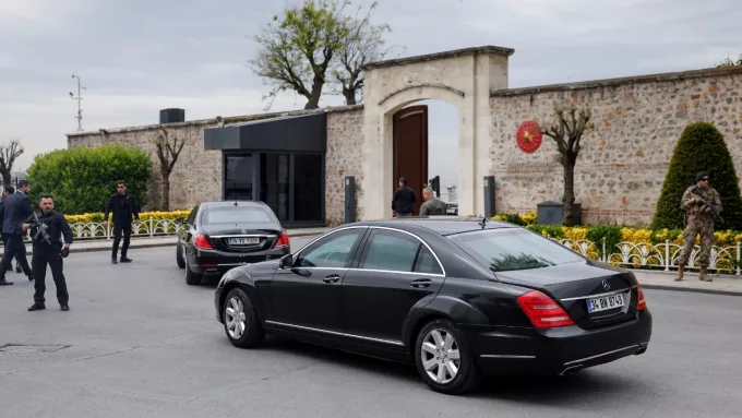 Dolmabahçe'de Kritik Barış Görüşmeleri: Ukrayna, Rusya ve ABD Heyetleri İstanbul'da Bir Araya Geldi