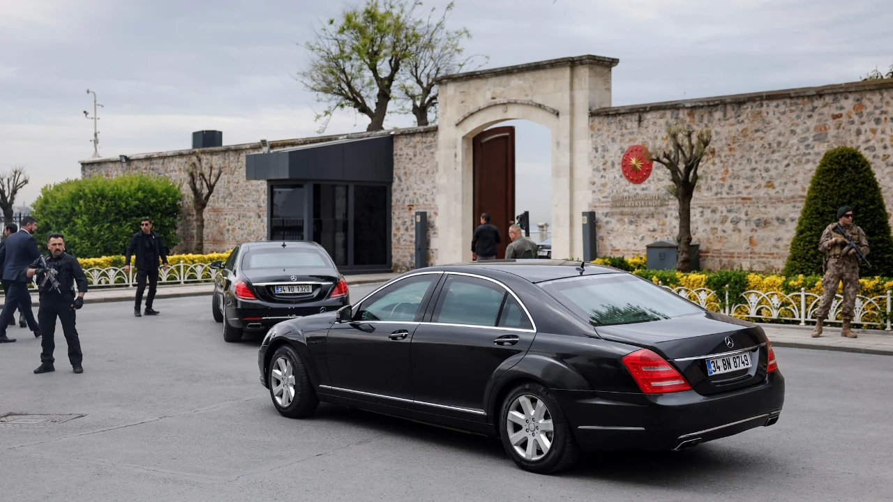 Dolmabahçe'de Kritik Barış Görüşmeleri: Ukrayna, Rusya ve ABD Heyetleri İstanbul'da Bir Araya Geldi