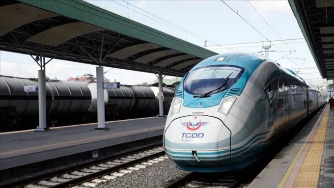 Elektrikler Kesildi: İstanbul-Ankara Hızlı Tren Seferleri Durduruldu!