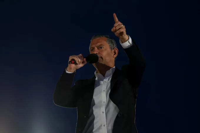 Esenler Mitinginde İmamoğlu Posteri Gerginliği: Gençlik Kollarından Sert Tepki