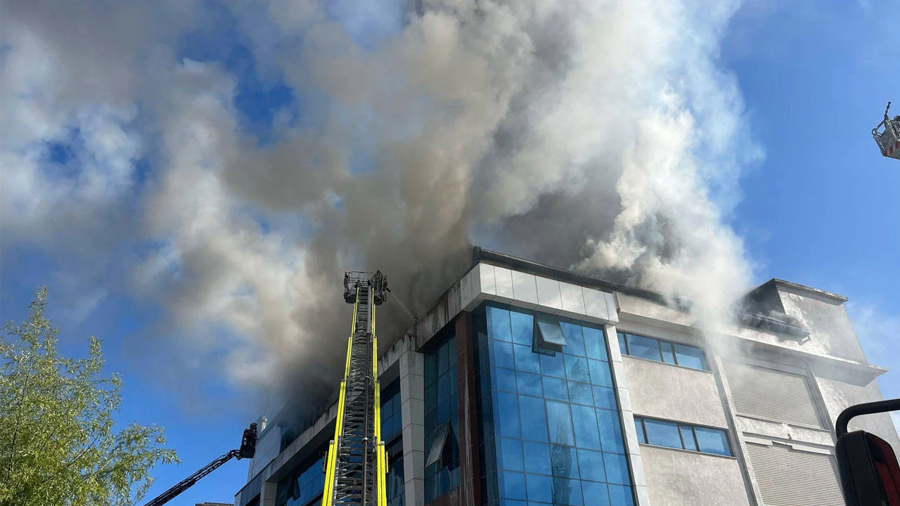 Esenyurt’ta Tekstil Fabrikasında Korkutan Yangın! Müdahale Sürüyor