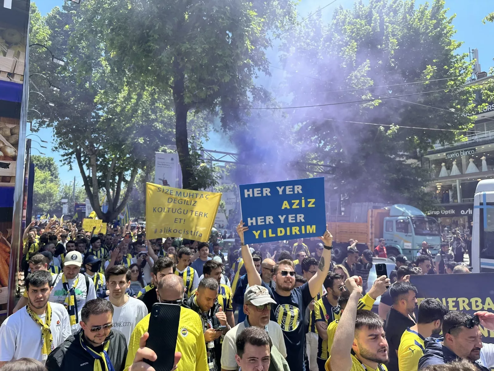 Fenerbahçe'de Kriz Büyüyor: Binlerce Taraftar İstifa İçin Sokağa Döküldü