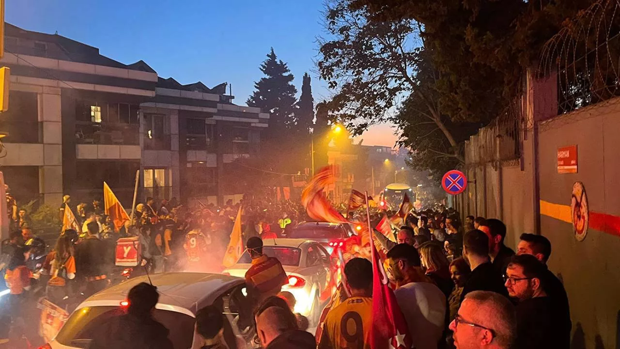 Galatasaraylı Taraftarlar Yenikapı’da Şampiyonluğu Coşkuyla Kutladı