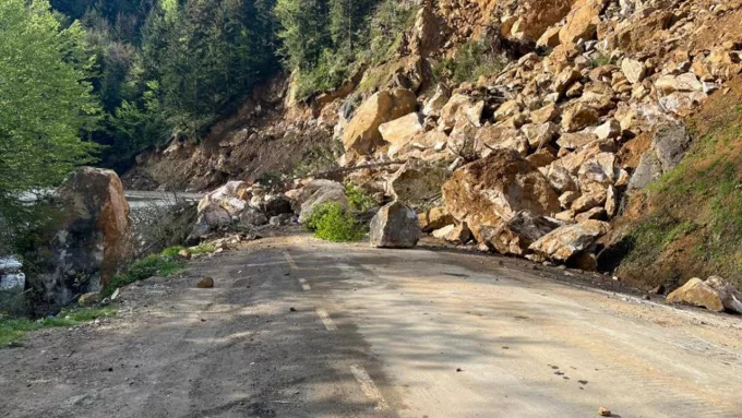 Giresun’da Gece Yarısı Heyelan: Yavuzkemal Yolu Ulaşıma Kapandı