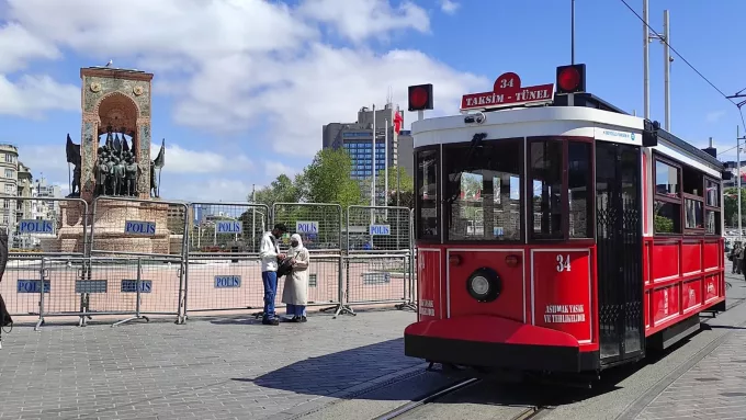 İstanbul’da 1 Mayıs Ablukası: Yollar, Metro ve Metrobüs Durdu, Vatandaşlar Tepkili!