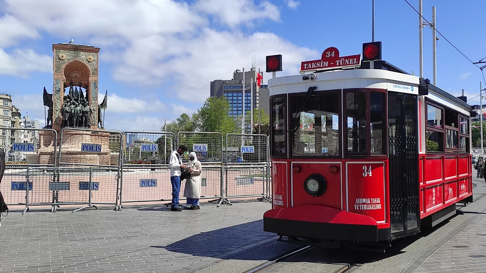 İstanbul’da 1 Mayıs Ablukası: Yollar, Metro ve Metrobüs Durdu, Vatandaşlar Tepkili!