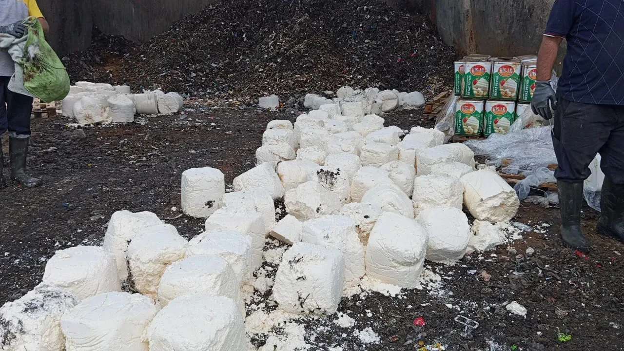 İzmir’de Skandal! 7 Ton Peynir ve Benzeri Ürün İmha Edildi