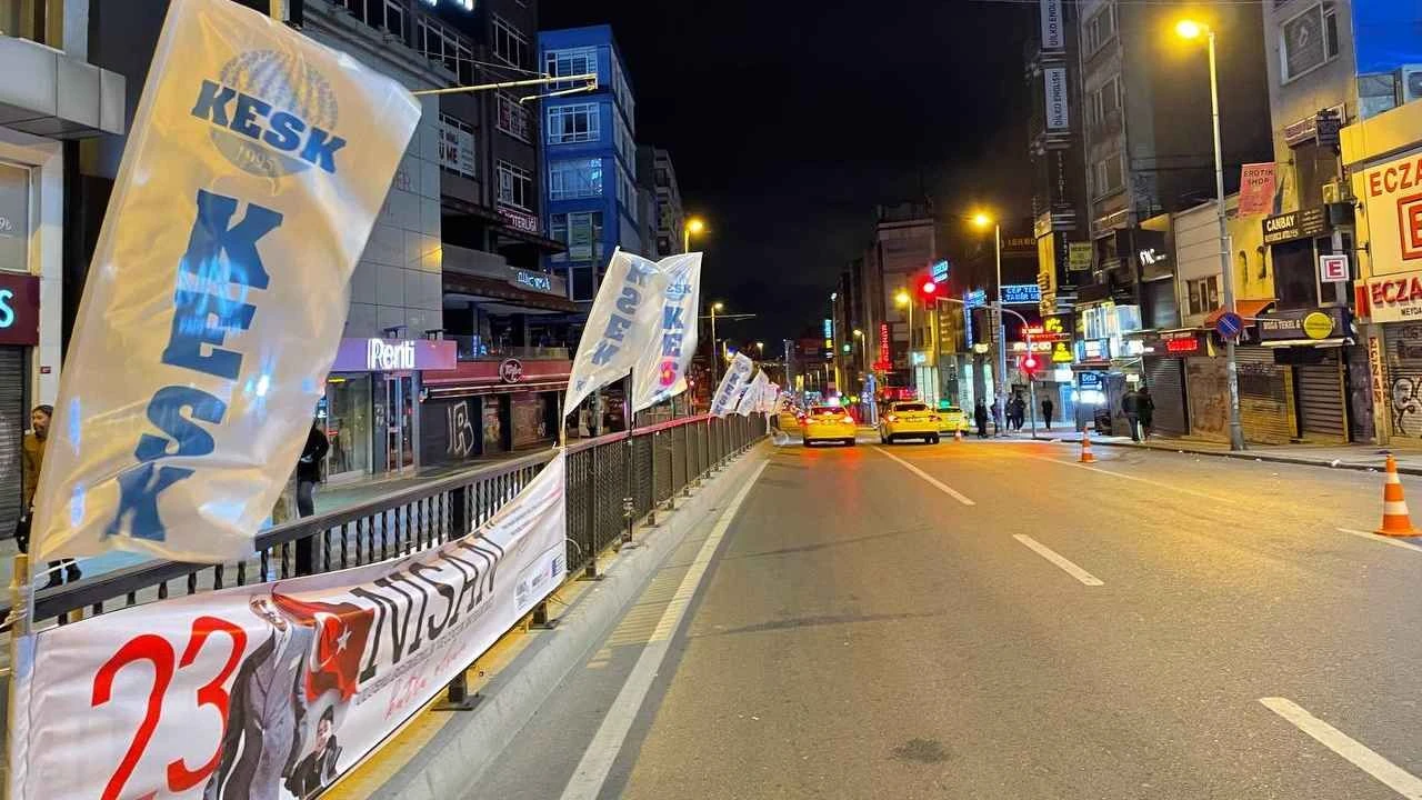 Kadıköy'de 1 Mayıs Hazırlıkları Gece Yarısı Başladı: Emek Mücadelesinin Simgesi Yeniden Meydanda