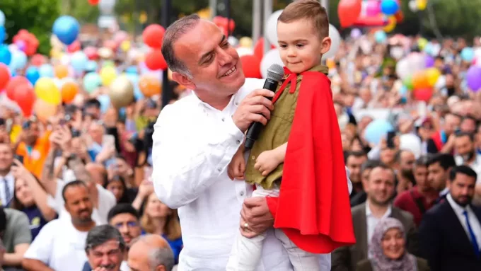 Kanseri Yenen Küçük Çocuğun Balonlu Kutlaması, İstanbul’a Umut Oldu