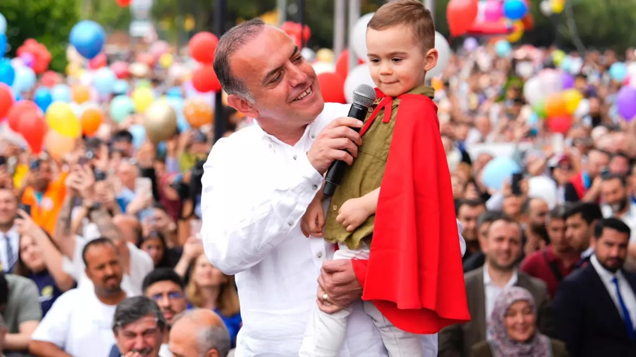 Kanseri Yenen Küçük Çocuğun Balonlu Kutlaması, İstanbul’a Umut Oldu