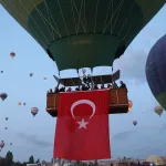 Kapadokya Semalarında Bayram Coşkusu: Balonlar Türk Bayraklarıyla Havalandı
