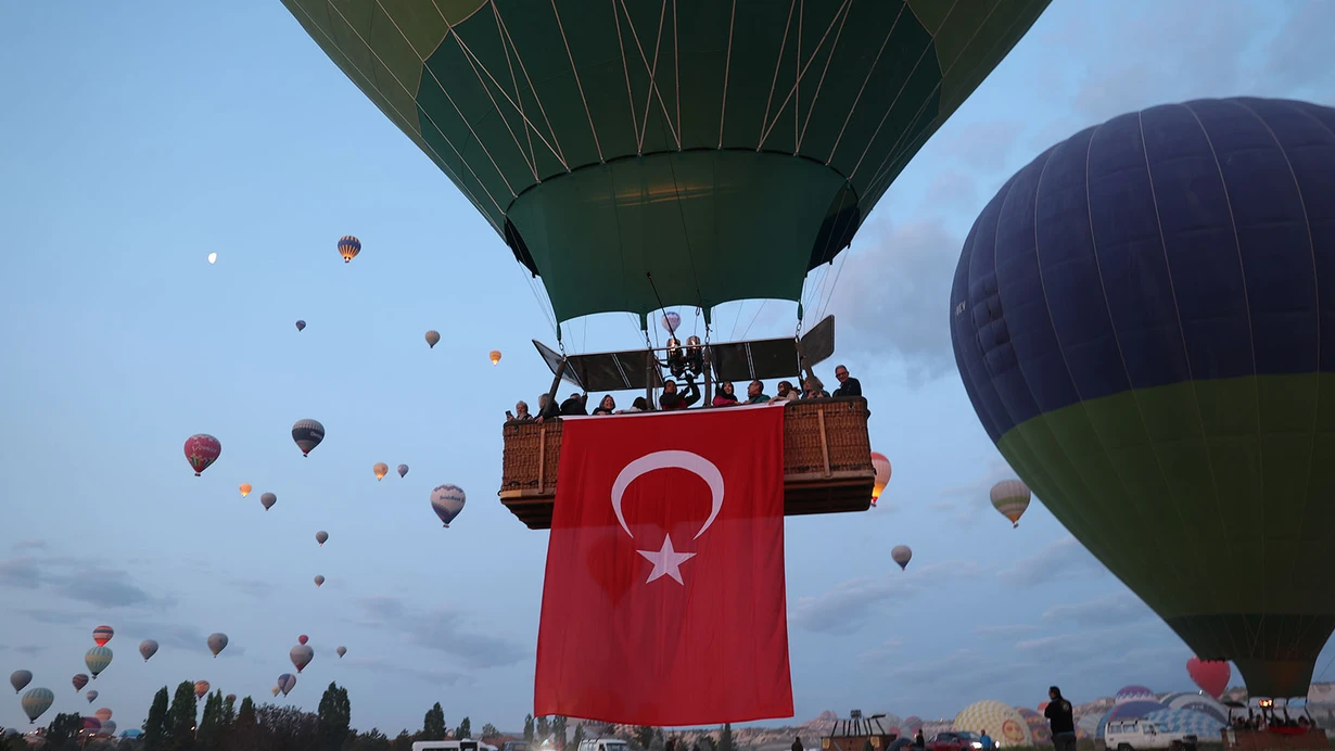 Kapadokya Semalarında Bayram Coşkusu: Balonlar Türk Bayraklarıyla Havalandı