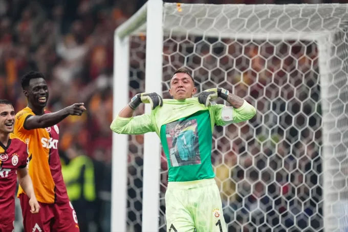 Muslera'dan Gözyaşlarıyla Veda: "Galatasaray Sonsuza Kadar Benimle"