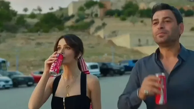 Ozan Akbaba ve Sinem Ünsal'a İsrail Tepkisi: Coca-Cola Reklamı Ortalığı Karıştırdı