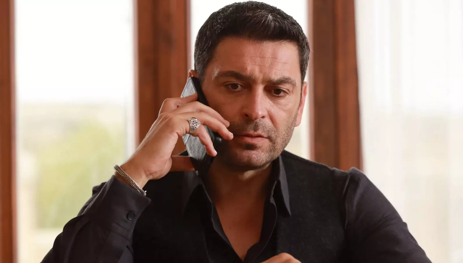 Ozan Akbaba’dan Setten Sürpriz Paylaşım: Uzak Şehir Ekibi Sosyal Medyada Buluştu