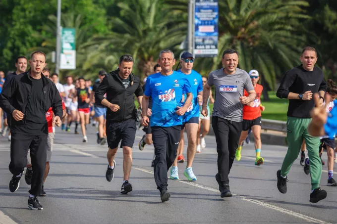 Özgür Özel Kadıköy Halk Koşusu’nda Mesaj Verdi: 10 Kilometrelik Parkurda Tarihi Vurgular