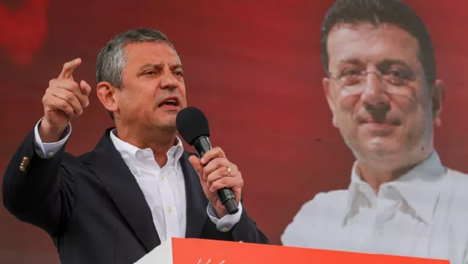 Özgür Özel'den İmamoğlu Ziyareti: "Dijital Darbe Evresiyle Karşı Karşıyayız"