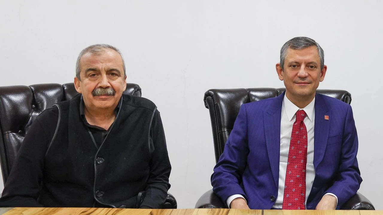 Özgür Özel'den Sırrı Süreyya Önder'e Duygusal Veda: "Herkesin Güldüğü Yarınları Kurmak Boynumuzun Borcu"