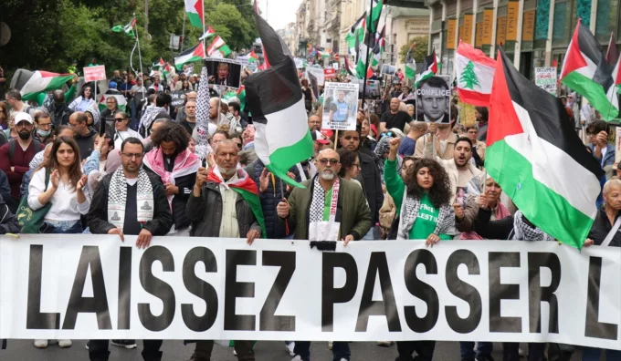 Paris'te Tarihi Protesto: Masumlar Çeşmesi Kan Rengine Boyandı