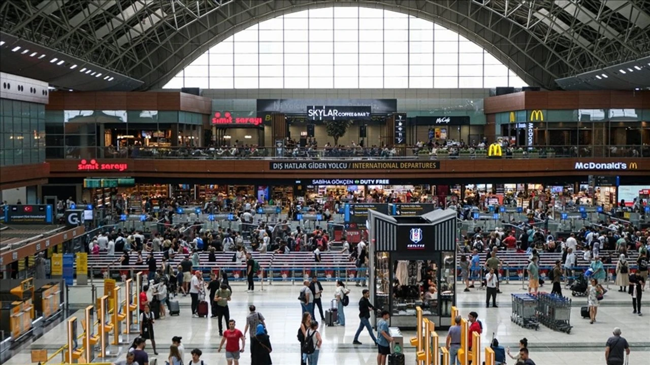 Sabiha Gökçen Havalimanı'nda Şok! Uçakta Kavga Çıktı, Polis Müdahale Etti