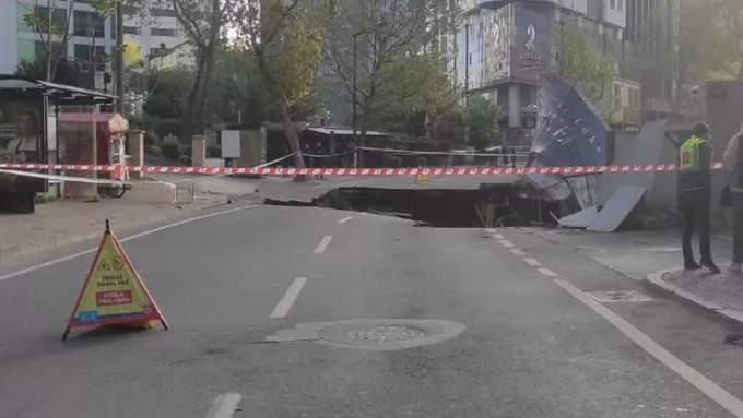 Sarıyer’de Gece Yarısı Alarmı: Cadde Çöktü, Trafik Durdu